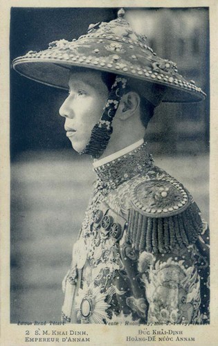 &Ocirc;ng vua ăn mặc lố lăng nhất Việt Nam